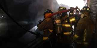 Al menos 22 locales terminaron en cenizas tras incendio declarado en mercado municipal de Chiquimulilla.