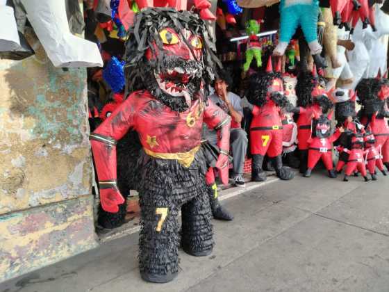 Las figuras de varios tamaños ya se venden en las piñaterías ubicadas en las cercanías del parque Colón. Foto La Hora: Heidi Loarca