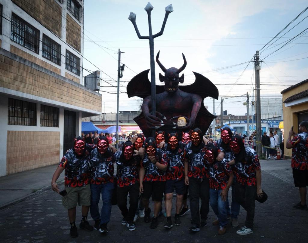 El presidente estadounidense, Donald Trump, se convirtió en la figura de la tradicional quema del diablo en la zona 5. Foto La Hora: Daniel Ramírez