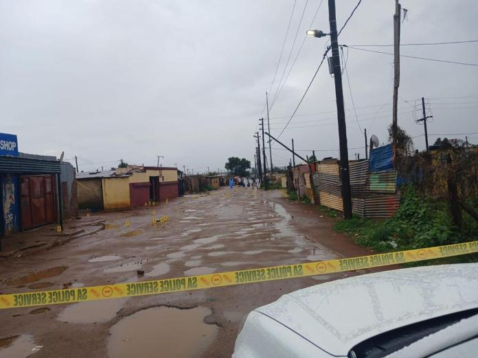 Bekkersdal (South Africa), 21/12/2025.- A handout photo made available by South African Police Services (SAPS) shows the overnight shooting crime scene in Bekkersdal, South Africa, 21 December 2025. The incident occurred around 01 am on 21 December, when at least nine people were killed and ten others injured as two vehicles approached the tavern and opened fire. (Sudáfrica) EFE/EPA/SOUTH AFRICAN POLICE SERVICES / HANDOUT HANDOUT EDITORIAL USE ONLY/NO SALES