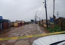 Bekkersdal (South Africa), 21/12/2025.- A handout photo made available by South African Police Services (SAPS) shows the overnight shooting crime scene in Bekkersdal, South Africa, 21 December 2025. The incident occurred around 01 am on 21 December, when at least nine people were killed and ten others injured as two vehicles approached the tavern and opened fire. (Sudáfrica) EFE/EPA/SOUTH AFRICAN POLICE SERVICES / HANDOUT HANDOUT EDITORIAL USE ONLY/NO SALES