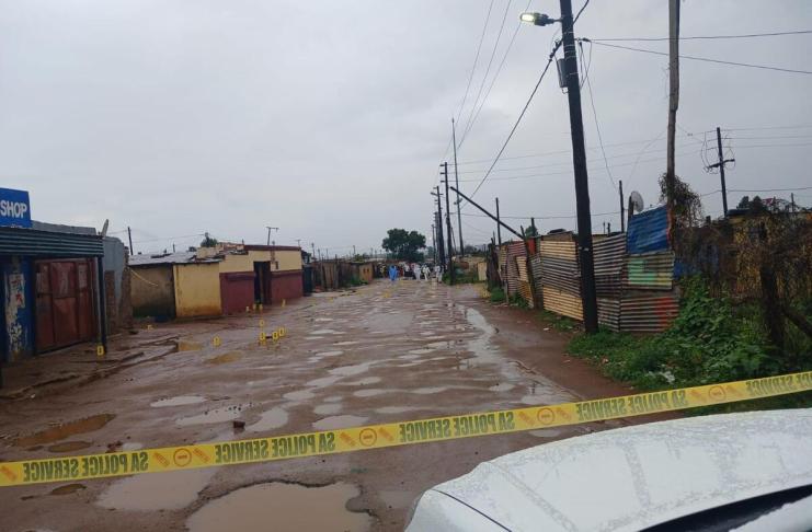 Bekkersdal (South Africa), 21/12/2025.- A handout photo made available by South African Police Services (SAPS) shows the overnight shooting crime scene in Bekkersdal, South Africa, 21 December 2025. The incident occurred around 01 am on 21 December, when at least nine people were killed and ten others injured as two vehicles approached the tavern and opened fire. (Sudáfrica) EFE/EPA/SOUTH AFRICAN POLICE SERVICES / HANDOUT HANDOUT EDITORIAL USE ONLY/NO SALES