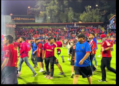 Uno de los rostros en los disturbios de la final en El Tr&eacute;bol. Foto La Hora: RRSS