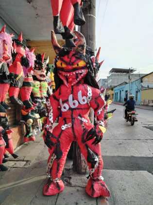 Las figuras de varios tamaños ya se venden en las piñaterías ubicadas en las cercanías del parque Colón. Foto La Hora: Heidi Loarca