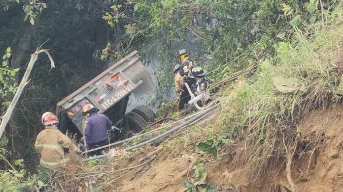 El Cuerpo Voluntario de Bomberos (CVB) informó sobre un accidente de tránsito en el que se vio involucrado un tráiler. Foto La Hora: CVB