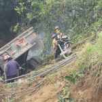 El Cuerpo Voluntario de Bomberos (CVB) informó sobre un accidente de tránsito en el que se vio involucrado un tráiler. Foto La Hora: CVB