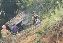 El Cuerpo Voluntario de Bomberos (CVB) informó sobre un accidente de tránsito en el que se vio involucrado un tráiler. Foto La Hora: CVB