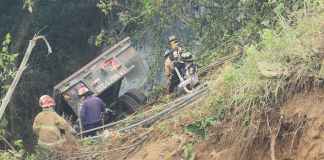 El Cuerpo Voluntario de Bomberos (CVB) informó sobre un accidente de tránsito en el que se vio involucrado un tráiler. Foto La Hora: CVB