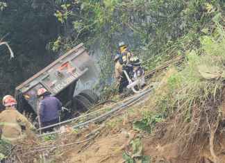 El Cuerpo Voluntario de Bomberos (CVB) informó sobre un accidente de tránsito en el que se vio involucrado un tráiler. Foto La Hora: CVB