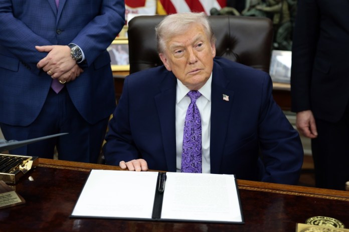 Trump anuncia un acuerdo de semiconductores con países de Asía Pacífico El presidente de Estados Unidos, Donald J. Trump, durante una ceremonia de firma sobre inteligencia artificial en la Oficina Oval de la Casa Blanca. Foto La Hora: EFE