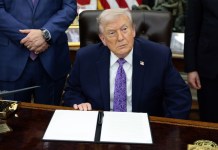 El presidente de Estados Unidos, Donald J. Trump, durante una ceremonia de firma sobre inteligencia artificial en la Oficina Oval de la Casa Blanca. Foto La Hora: EFE