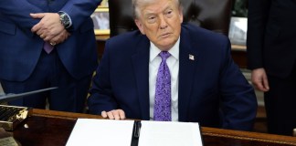 El presidente de Estados Unidos, Donald J. Trump, durante una ceremonia de firma sobre inteligencia artificial en la Oficina Oval de la Casa Blanca. Foto La Hora: EFE