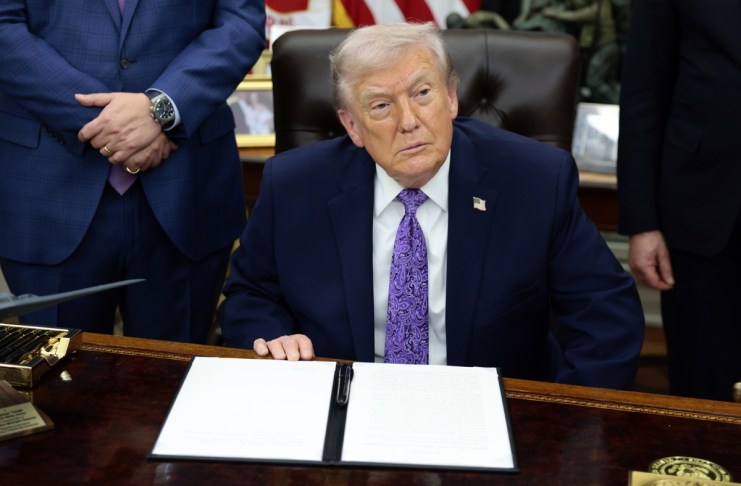 El presidente de Estados Unidos, Donald J. Trump, durante una ceremonia de firma sobre inteligencia artificial en la Oficina Oval de la Casa Blanca. Foto La Hora: EFE