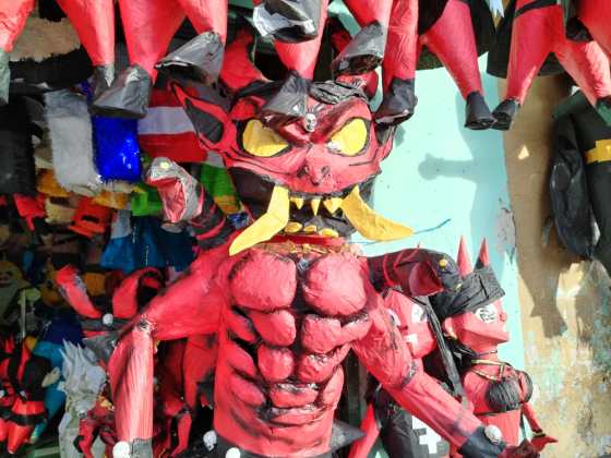 Las figuras de varios tamaños ya se venden en las piñaterías ubicadas en las cercanías del parque Colón. Foto La Hora: Heidi Loarca