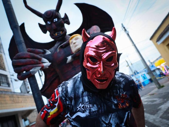 El presidente estadounidense, Donald Trump, se convirtió en la figura de la tradicional quema del diablo en la zona 5. Foto La Hora: Daniel Ramírez El presidente estadounidense, Donald Trump, se convirtió en la figura de la tradicional quema del diablo en la zona 5. Foto La Hora: Daniel Ramírez