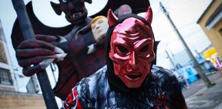 El presidente estadounidense, Donald Trump, se convirtió en la figura de la tradicional quema del diablo en la zona 5. Foto La Hora: Daniel Ramírez