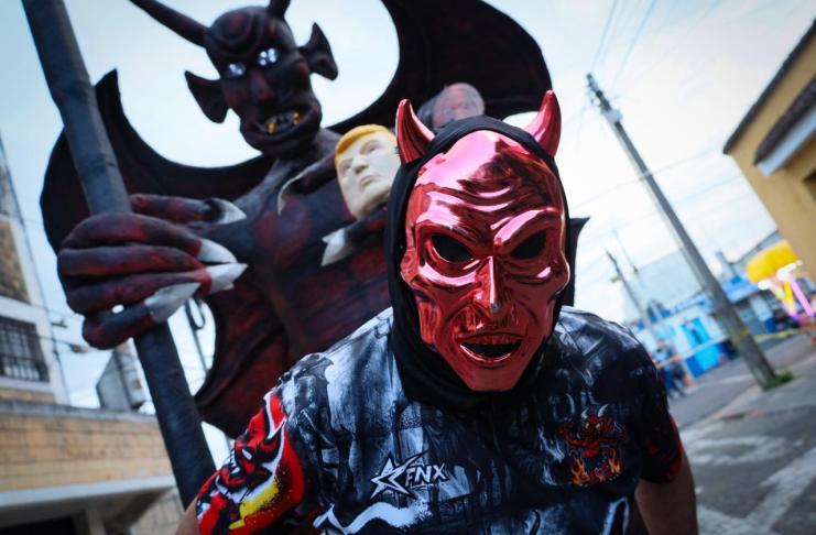 El presidente estadounidense, Donald Trump, se convirtió en la figura de la tradicional quema del diablo en la zona 5. Foto La Hora: Daniel Ramírez