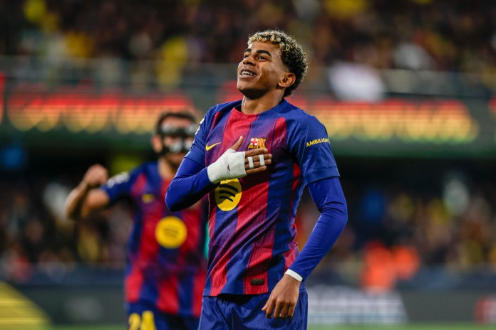 El delantero del Barça Lamine Yamal, celebra tras anotar el segundo gol de su equipo este domingo, durante el partido de la jornada 17 de LaLiga EA Sports, que disputaron Villarreal CF y el FC Barcelona en el Estadio de la Cerámica. Foto La Hora: EFE