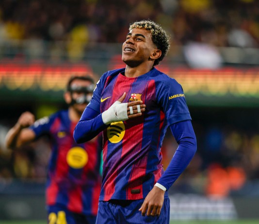 El delantero del Barça Lamine Yamal, celebra tras anotar el segundo gol de su equipo este domingo, durante el partido de la jornada 17 de LaLiga EA Sports, que disputaron Villarreal CF y el FC Barcelona en el Estadio de la Cerámica. Foto La Hora: EFE