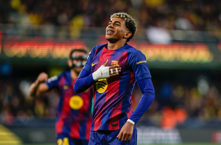 El delantero del Barça Lamine Yamal, celebra tras anotar el segundo gol de su equipo este domingo, durante el partido de la jornada 17 de LaLiga EA Sports, que disputaron Villarreal CF y el FC Barcelona en el Estadio de la Cerámica. Foto La Hora: EFE
