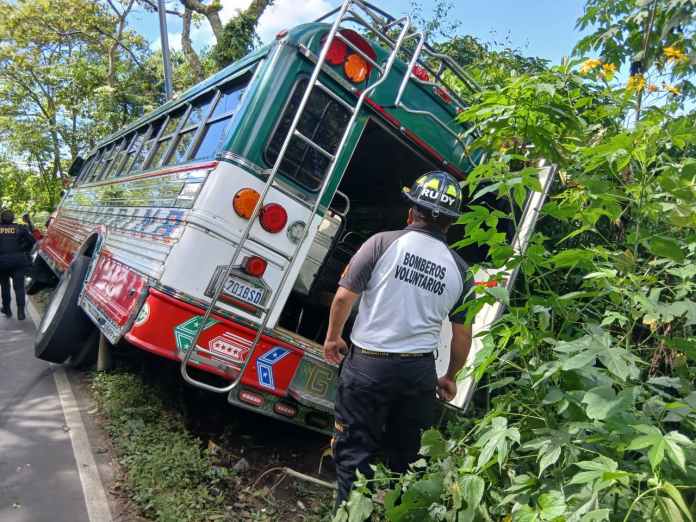 Accidente en el kilómetro 229 de la ruta que conduce de Colomba Costa Cuca. Foto La Hora: CVB.