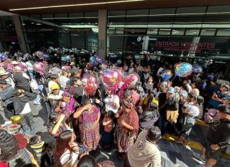 Reportan alta afluencia en el aeropuerto La Aurora. Foto La Hora: José Orozco.