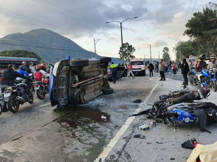 Accidente en el km. 32 ruta al Pacífico deja un fallecido y al menos cinco heridos. Foto Bomberos Voluntarios de Palín