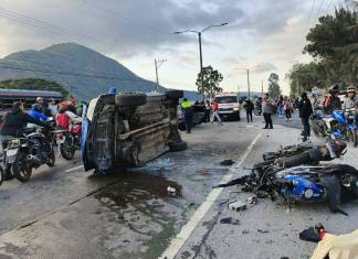 Accidente en el km. 32 ruta al Pacífico deja un fallecido y al menos cinco heridos. Foto Bomberos Voluntarios de Palín