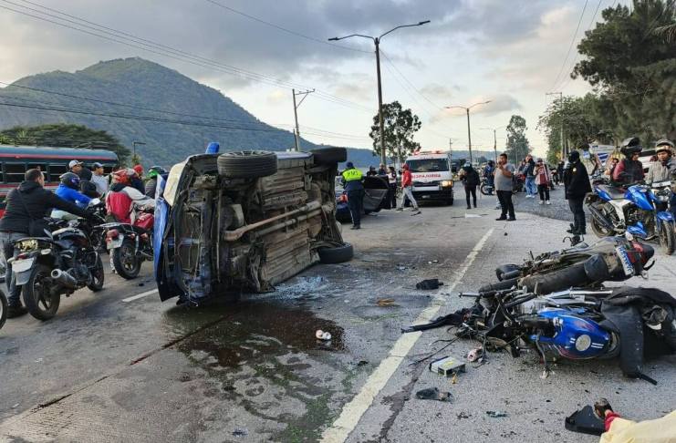 Accidente en el km 32 ruta al Pacífico deja un fallecido y al menos cinco heridos. Foto Bomberos Voluntarios de Palín