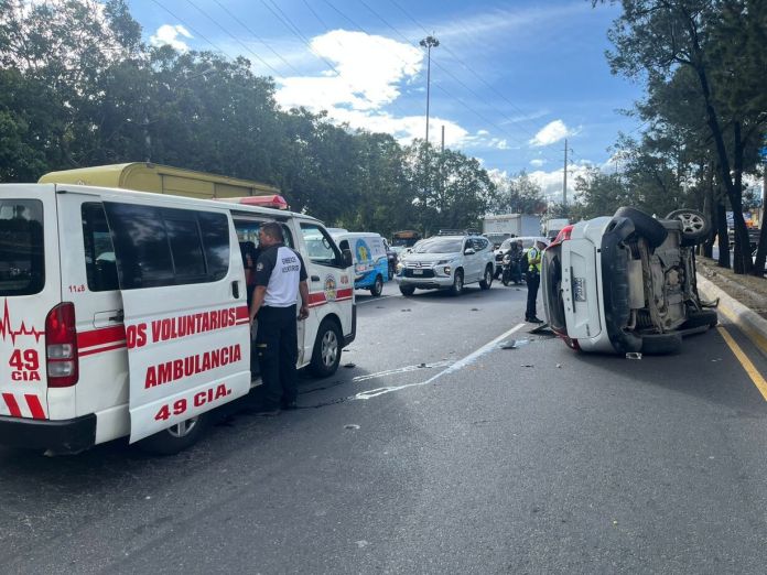 Accidente El vehículo quedó volcado a inmediaciones de la colonia 4 de Febrero. Foto La Hora: CVB