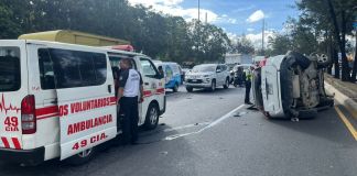 El vehículo quedó volcado a inmediaciones de la colonia 4 de Febrero. Foto La Hora: CVB
