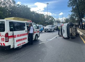 El vehículo quedó volcado a inmediaciones de la colonia 4 de Febrero. Foto La Hora: CVB