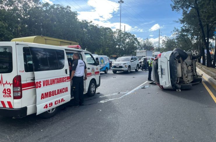 El vehículo quedó volcado a inmediaciones de la colonia 4 de Febrero. Foto La Hora: CVB