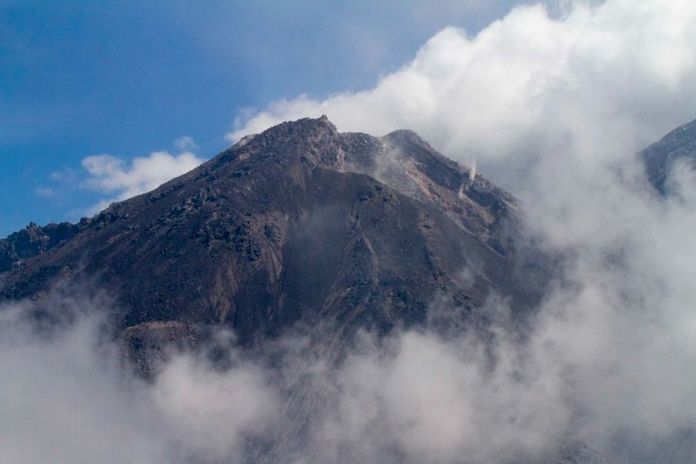 Actividad del Volcan Satiaguito Lanzamiento de Ceniza por actividad constante del volcán Santiaguito. Foto La Hora: Conred