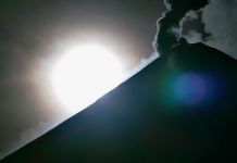 Volcán de Fuego presentando actividad explosiva constante. Foto La Hora: Captura de Pantalla