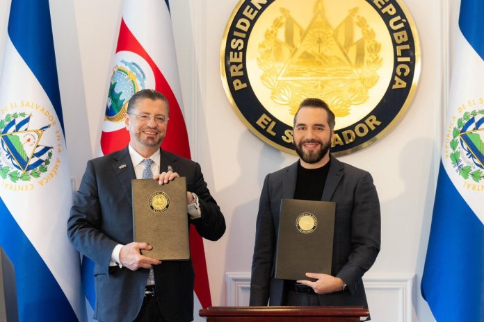Nayib Bukele y Rodrigo Chaves firman acuerdo. Foto La Hora: Casa Presidencial.