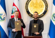 Nayib Bukele y Rodrigo Chaves firman acuerdo. Foto La Hora: Casa Presidencial.