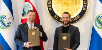 Nayib Bukele y Rodrigo Chaves firman acuerdo. Foto La Hora: Casa Presidencial.