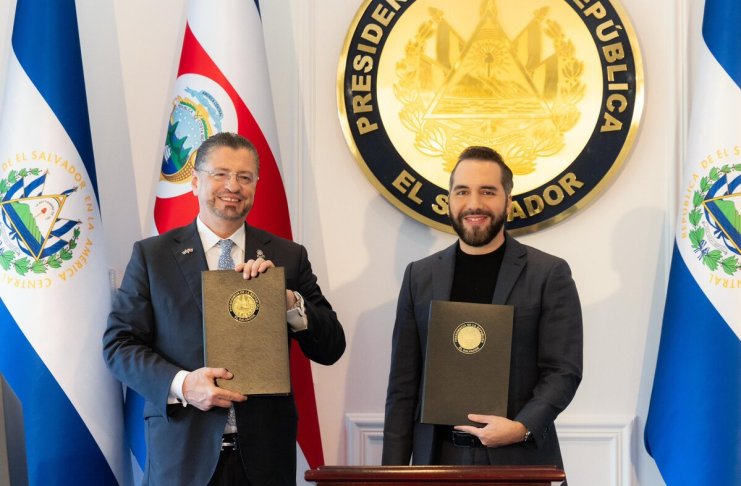 Nayib Bukele y Rodrigo Chaves firman acuerdo. Foto La Hora: Casa Presidencial.