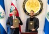 Nayib Bukele y Rodrigo Chaves firman acuerdo. Foto La Hora: Casa Presidencial.