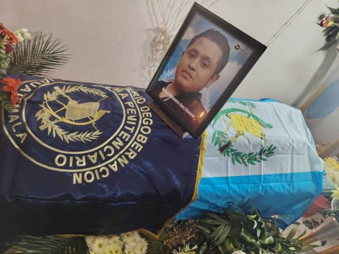 Alcaide fallecido ruta interamericana (1) Rinden honras fúnebres a alcaide de presidios fallecido en accidente de bus extraurbano de la ruta interamericana.