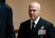 El almirante estadounidense Frank Bradley negó este jueves haber dado la orden de matar a los supervivientes del primer ataque del Ejército de EE. UU.