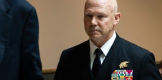 El almirante estadounidense Frank Bradley negó este jueves haber dado la orden de matar a los supervivientes del primer ataque del Ejército de EE. UU.