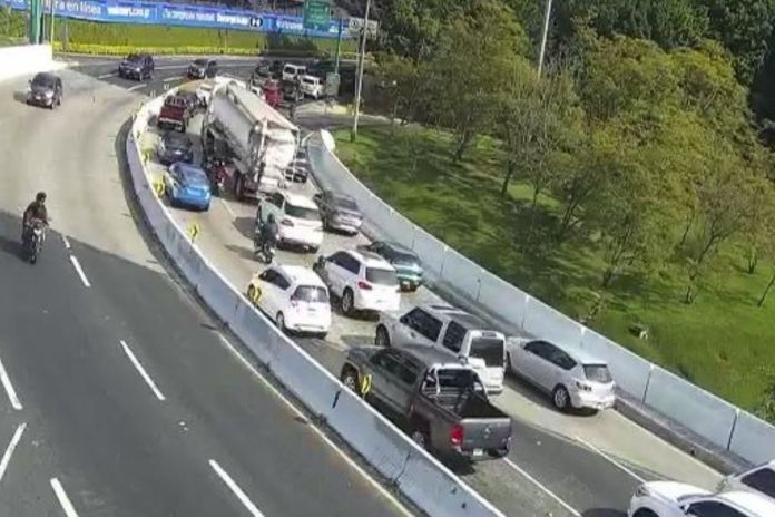 Alta carga vehicular reportada en Carretera a El Salvador. Foto La Hora: MuniGuate