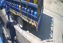 En la grabación se observa como dos hombres intimidan a dos trabajadores de un camión repartidor de gas en Escuintla. Foto La Hora: captura de pantalla