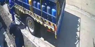 En la grabación se observa como dos hombres intimidan a dos trabajadores de un camión repartidor de gas en Escuintla. Foto La Hora: captura de pantalla