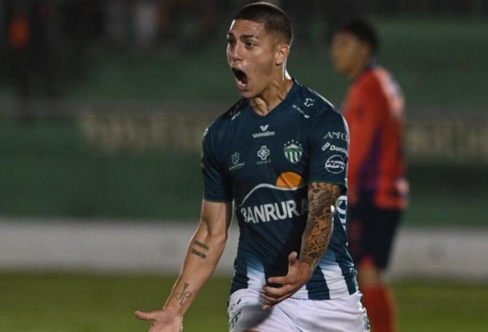 El argentino Francisco Apaolaza fue uno de los anotadores en la victoria de Antigua frente a Municipal.