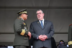 Cárteles enfrentados, violencia contra alcaldes y una visita inesperada marcan la semana de Arévalo