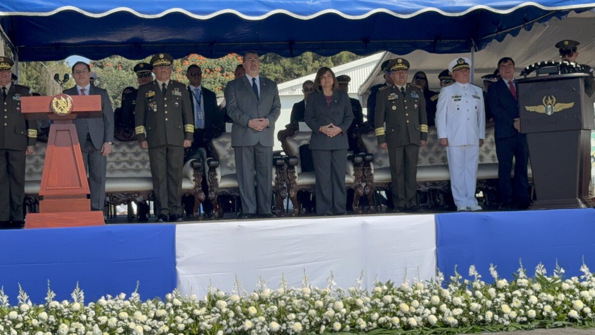 Arévalo urge modernización del Ejército y anuncia un Comando Aéreo del Sur renovado para 2