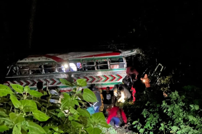 El accidente de bus ocurrió en la Cumbre de Alaska, según testigos, el piloto del bus perdió el control de la unidad y se embarrancó. Foto: Asonbomds.